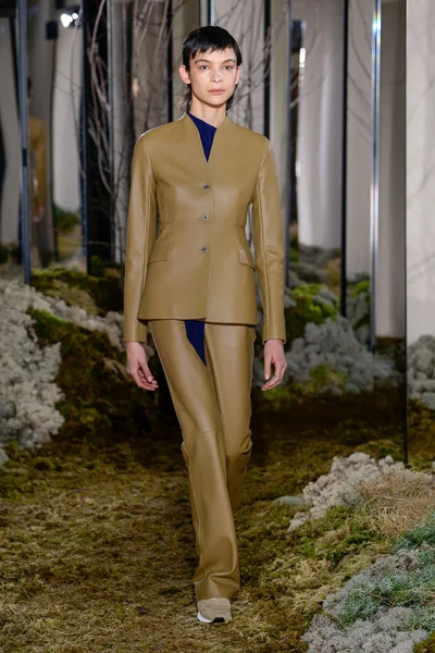 Look 16